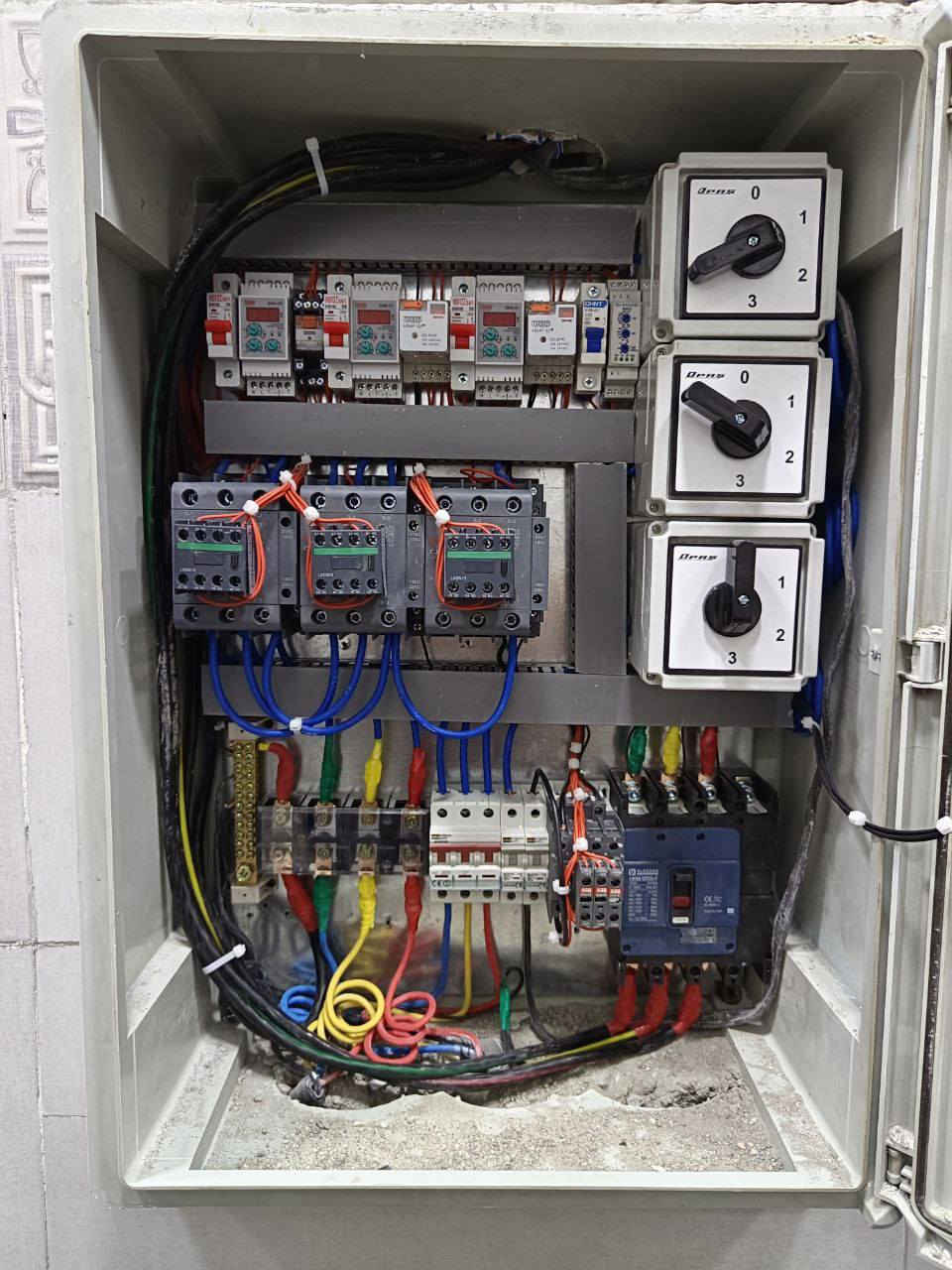 تأسيسات كهربائية عامة للمنازل والبنايات بوري +سيمنز عمل بوردات السيطرة الكهربائية ATS عمل منضومات الطاقة الشمسيه عمل منضومات كاميرات المراقبة عمل انارة البروفايل للديكورات بكادر مختص ومتميز بمجال الكهرباء 
وضمان العمل للاستفسار الاتصال بالرقم ***********
