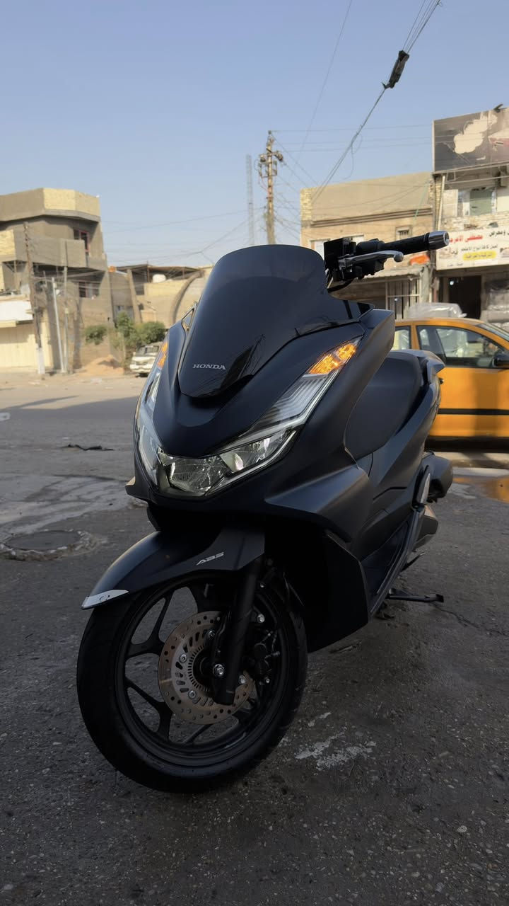 السلام عليكم
Pcx الجيل الرابع 

اخوان دراجة جديدة (يابانية) اني ماخذها زيرو جنيتها سنة وماشية تسعة الاف اللون نيلي طافي (مات) مكفولة كفالة عامة من كلشي تجي تفحص وعيني الك وشرط احلى من صور اوراق الدراجة كلها كاملة موجودة مع المنفيس مكاني بغداد الشعب 

السعر 34 ورقة 

للاستفسار: ***********
