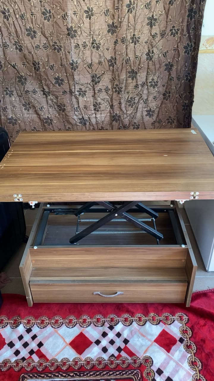 ميز ينفع للدراسة و ينفع ميز طعام و ينفع ميز ارضي  بعد بس رجلينه العجلات مكسوره تتبدل بالفين دينار سعر الميز 30 الف خشب تركي اصلي درجة اولى العنوان كركوك شارع القدس 
***********

