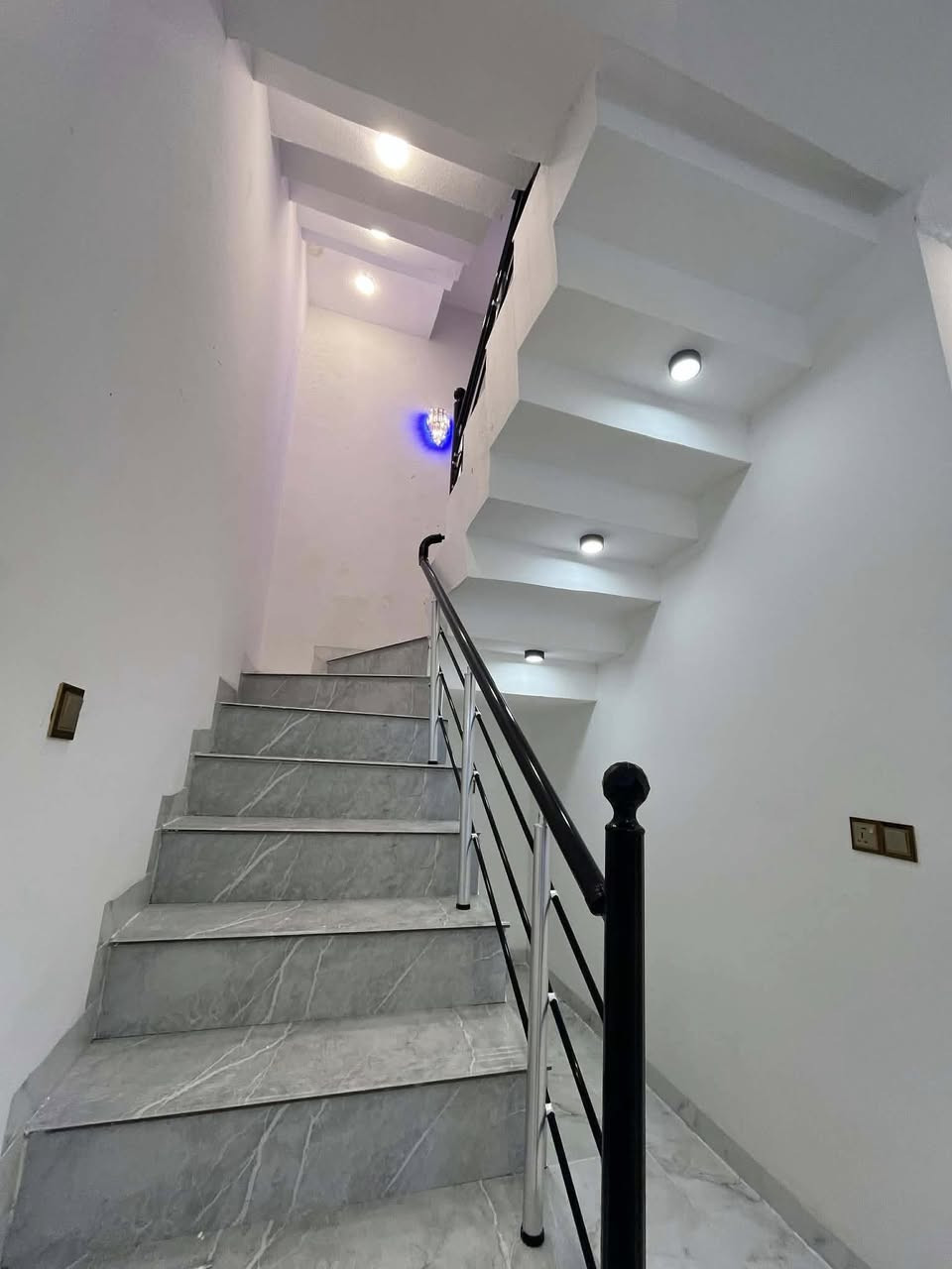 🏡 دار للبيع في حي السماح – الأساتذة  

🔹 المساحة: 160 متر  
🔹 الواجهة: 11 متر  
🔹 البناء: حديث – سند طابو زهور (شرط تحويل)  
🔹 مكوّن من طابقين  

الطابق الأرضي:  
كراج + هول + استقبال + مطبخ + غرفتين نوم (سويت) + صحيات  

الطابق الثاني:  
4 غرف نوم (منها غرفة سويت) + هول + صحيات + بيتونة + سطح كاشي  

📞 للاستفسار والاتصال:  
***********  
***********  

📍 عنوان المكتب: حي البكر سايدين الكنيسة مجاور معهد النجاح  
عقارات أرض الملوك
