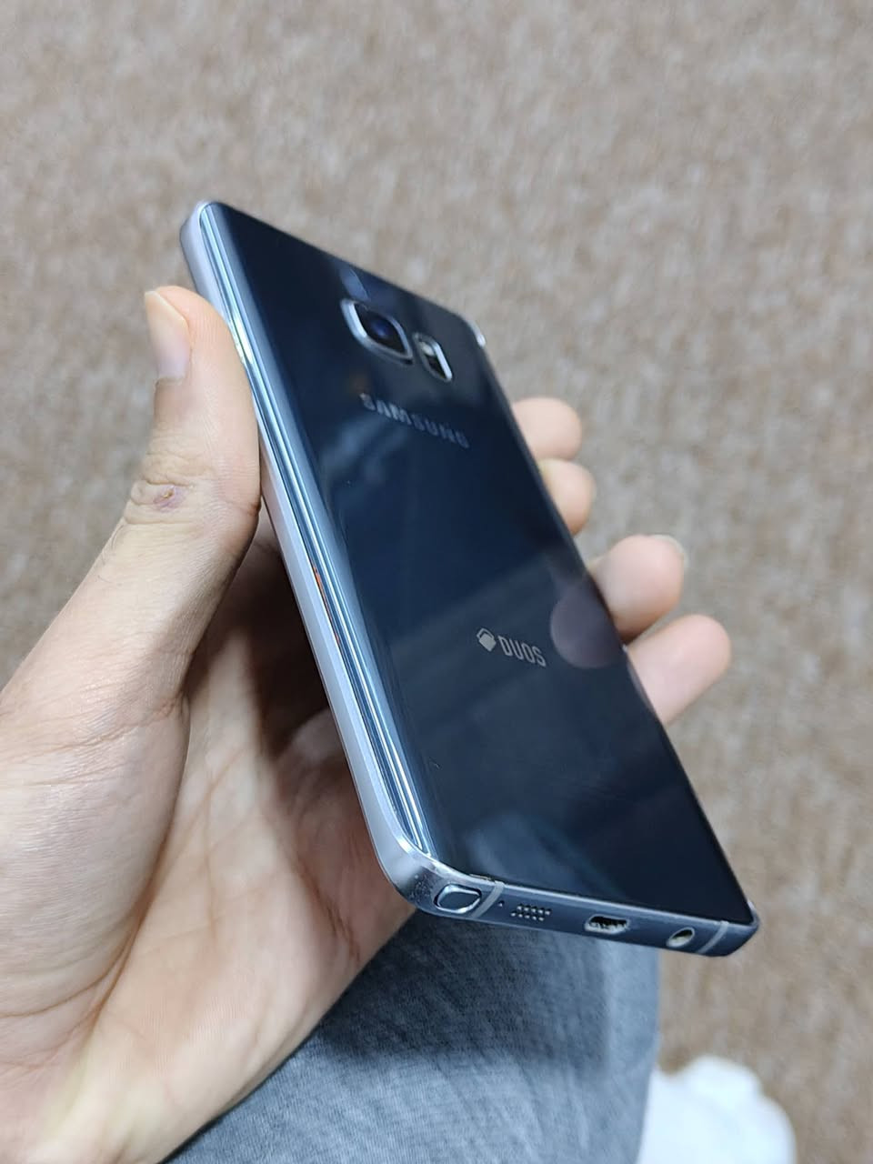 نوت 5 اصلي بلادي ماداخل صيانة نضيف انتيكة
مابي اي مشكلة كارتونتة وياه نفسهة مالتة 
السعر 125 الف مكاني البصرة مشراك القديم
رقمي ***********
