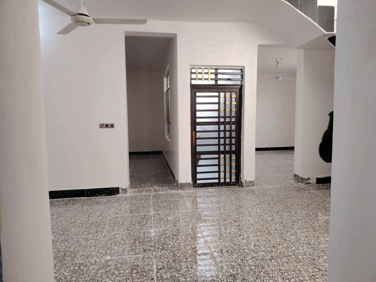 السلام عليكم
يعلن مكتب الخبير للعقارات 
وجود دار مساحه 180م
خلف معارض الميثاق
مكونات الدار //استقبال ومطبخ وغرف نوم عدد اثنان مجموعات صحيه داخليه وخارجيه كراج
البيت جاهز للسكن
السعررر 58مليون

للاستفسار مراجعة مكتب الخبير مقابيل شارع الدوب اومقابيل مركز الشباب
للاستفسار الاتصال ***********
