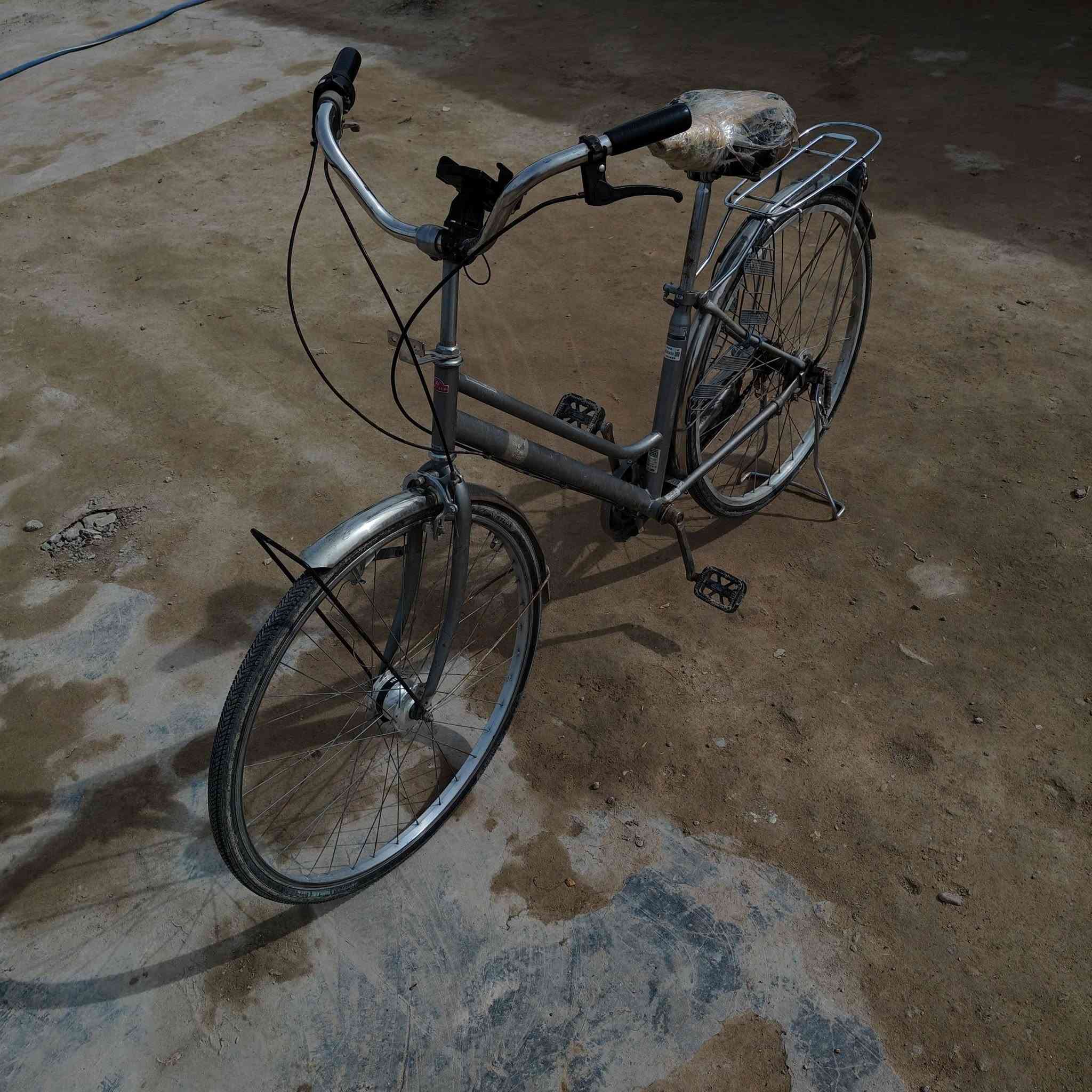 سلام عليكم للبيع بيسكل حجم 27نضيف3كير الشراي يتصل عله الرقم/***********/
