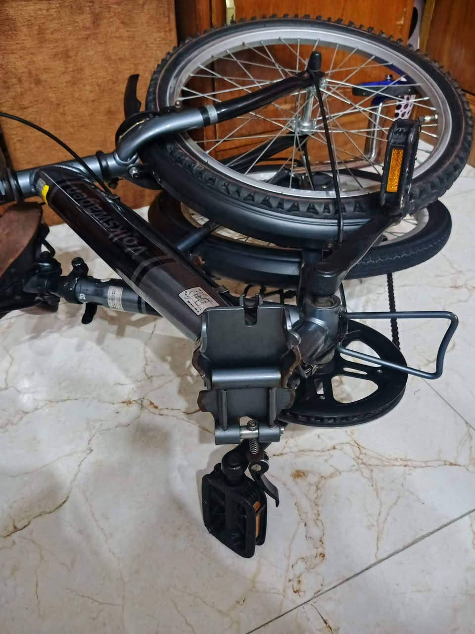 للبيع دراجة هوائية مميزة من علامة فولكس واجن الشهيرة (موديل VW-206G الياباني). الدراجة عملية جداً ومثالية للتنقلات اليومية والرياضة، وتتميز بإمكانية طيها لسهولة تخزينها في المنزل أو داخل حقيبة السيارة.

حجم العجلات: 20 بوصة (مناسبة للكبار والشباب).

ناقل الحركة: شيمانو (Shimano) بـ 6 سرعات سلسة.

الهيكل: قوي جداً ومتين (فولاذي) بلون رمادي مميز.

الإضافات: مقعد ومقابض كلاسيكية مريحة باللون البني، أجنحة (مصدات طين) أمامية وخلفية.

الحالة: مستعملة بحالة جيدة جداً وجاهزة للاستخدام المباشر.

السعر: [١٣٠الف وبيها مجال] عنواني بغداد الدورة المهديه الاولى قرب الفلكة


**إذا كنت صاحب هذا الإعلان وتريد حذفه لأي سبب، رجاءا أرسل رسالة إلى الدعم الفني**