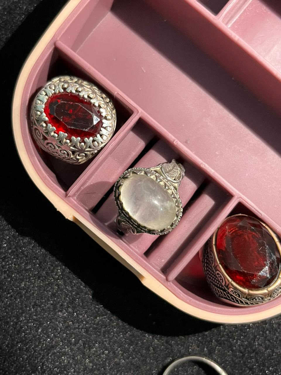 سلام عليكم اخوتي محابس فضة البيع ثنين ياقوتات واحد در نجفي والثانيات ماعرفهن السعر 250كلهن متواجد فيس وتساب ***********وشرط الياقوتات صاحيت متواجد توصيل جميع محافظات العراق
