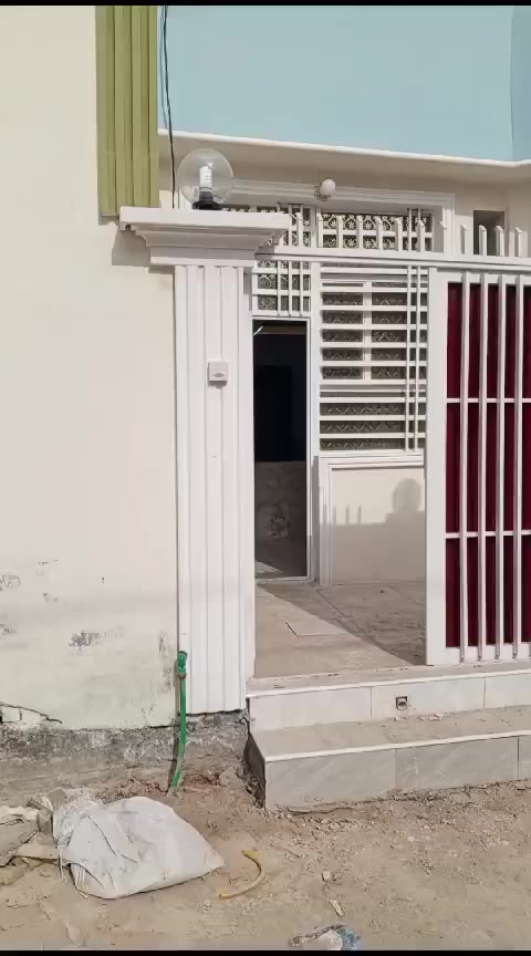 للبيع بيت ١٠٠ متر مقابل القرية خلف بانزين بيت للبيع ١٠٠ متر مقابل القرية قريب عشارع الصب الأتصال ***********
