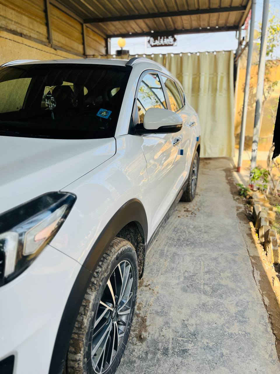 سلام عليكم 
توسان 2020 
رقم بغداد انكليزي 
سياره فول مواصفات ماعدا البنراما
مكفوله كفاله عامه من الصبغ والتبديل 
  محرك 2000
سياره ماشيه 51 
خمس عدسات 
كامره اماميه 
حساسات خلفيه 
كامره خلفيه 
سايد بريك رجل 
السياره مغلفه جلد ارضيه 
السبير  مانازل 
واير لست شحن موبايل 
مكان السياره بابل الهاشميه 
رقم الموبايل ***********
