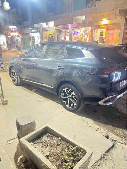 السلام عليكم
كيا سبورتج موديل 2023 وارد امريكي 
سياره جديده بمعنه الكلمه 
ماشيه 13000 الف وقابله للزياده 
نص مواصفات 
السياره بصمه
كشنات جلد 
كراسي الاماميه كهرباء 
شاشه كبيره على طول الدشبول 
تحكمات لمس 
محرك 2500 المرغوب 
تبريد لمس قطعتين 
رادارات جانبيه 
وبعد بيها مواصفات هوايه مابيه اكتبهن 
حادث السياره جدا بسيط بدون ارباك بدون صبغ
فقط قبق الجنطه مبدل نفس الالون
بجم كبس والصفاح موس 
رقم الشاصي موجود بلصور
مكان السياره بغداد الدوره 
للستفسار اكثر  ومعرفت السعر الاتصال ***********
اخوان اني مكلف بل نشر بغداد
