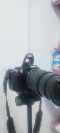 للبيع كاميرا مع معدات تصوير وبسعر مناسب  🟩نوع الكاميرا: Nikon D3000، ا...