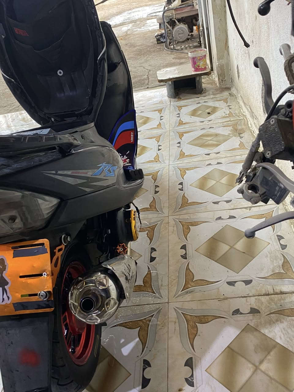 سلام عليكم ماكس عدلة دراجة مال رمبة صار٥اشهر نازلة من رمبة مكينة مكفولة برغي ممفتوح بيها كفرات مختمة نكرة بكل وقت عليها ويالة رياضي صالنصة  واقية رقم كلجً امامي سعرها ٦٥٠ وبيهامجالً حك جيبة مكاني ديالى خالص هبهب ***********
