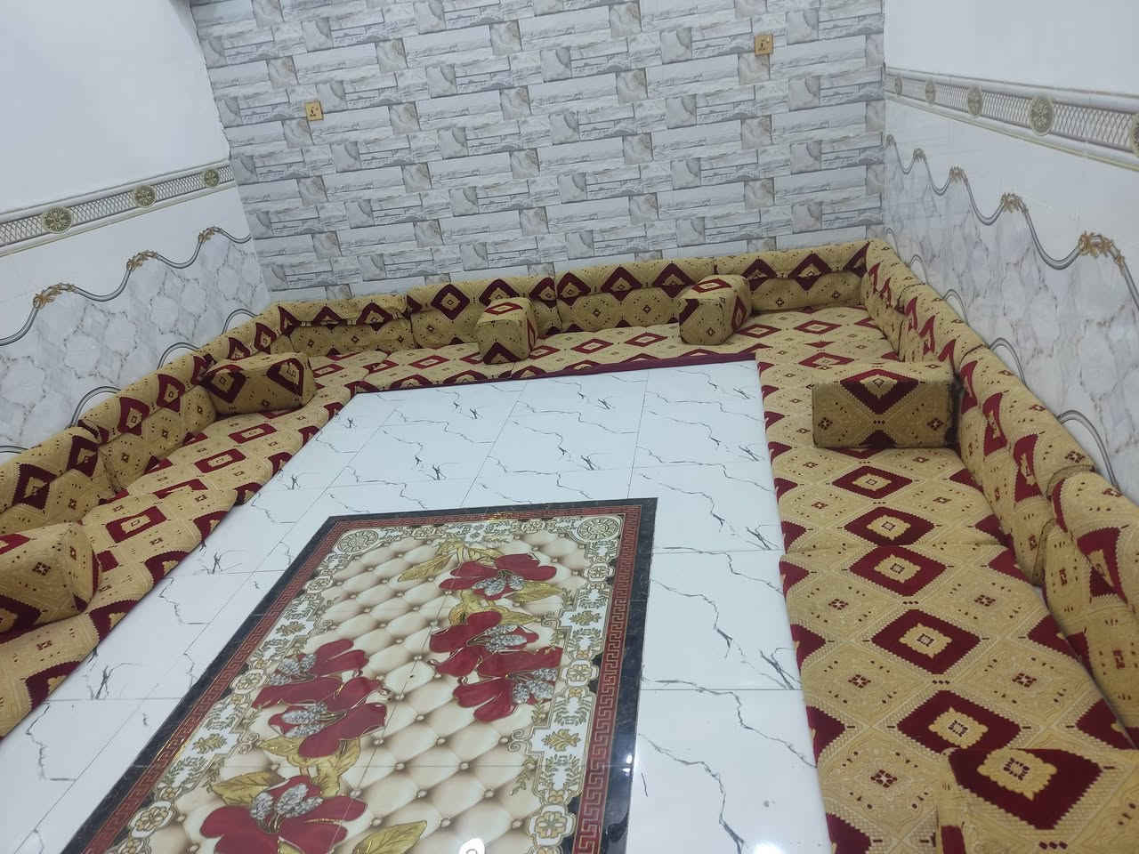 ديوان البيع مستخدم قليل نضيف 7دواشك 7تكيات مكان ناصرية رقم موجود واتساب ***********
