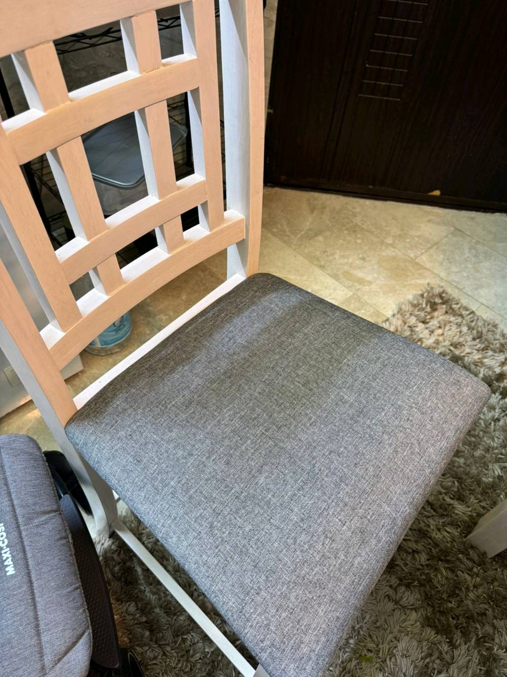 السلام عليكم عندي ميز طعام 
للبيع ما  مستخدم قليل جدا درجه النظافه 97% واللون ابيض واربع كراسي والسعر 300,000 الف حي الجامعة قرب جامع نجمه ***********و***********