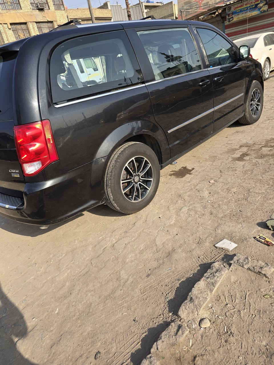 السلام عليكم
دوج كرفان مديل 2017 لون اسود رقم اربيل 
مواصفات نص فول .سعر 150$
العنوان بغداد/مدينة الصدر 
***********
