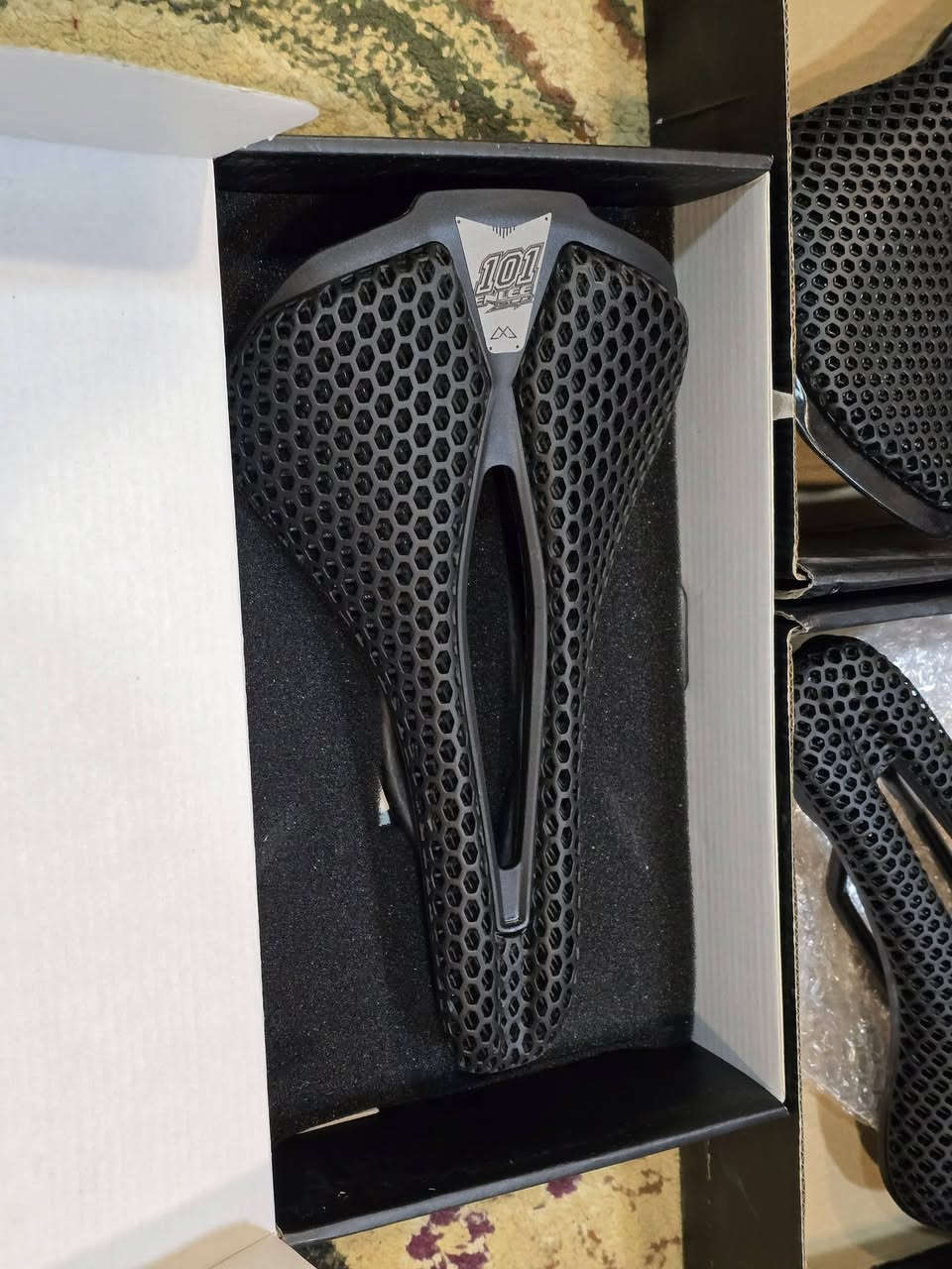 سلام عليكم 
كشنات 2/  3d اسفل بلاستك
سعر قطعة 15الف 
كشن كاربون خفيف سعر 20الف
متوفر توصيل لجميع المحافظات 
***********
