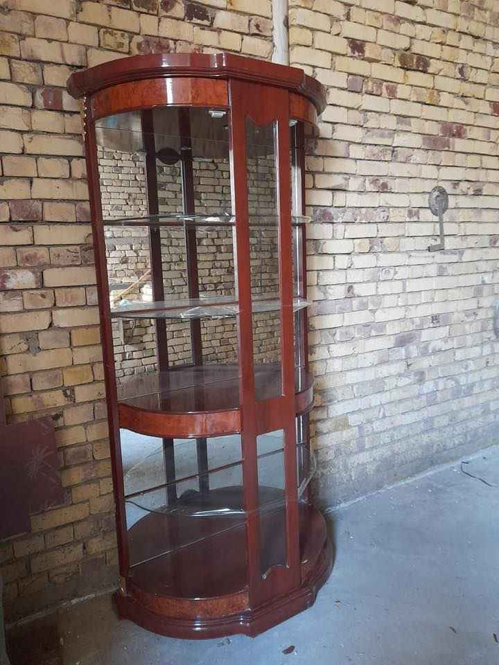 فاترينا للبيع نظيفة جداً اي ضرر مبيها البيع 150 مع المجال العنوان ام الخيل 
للطلب ***********
