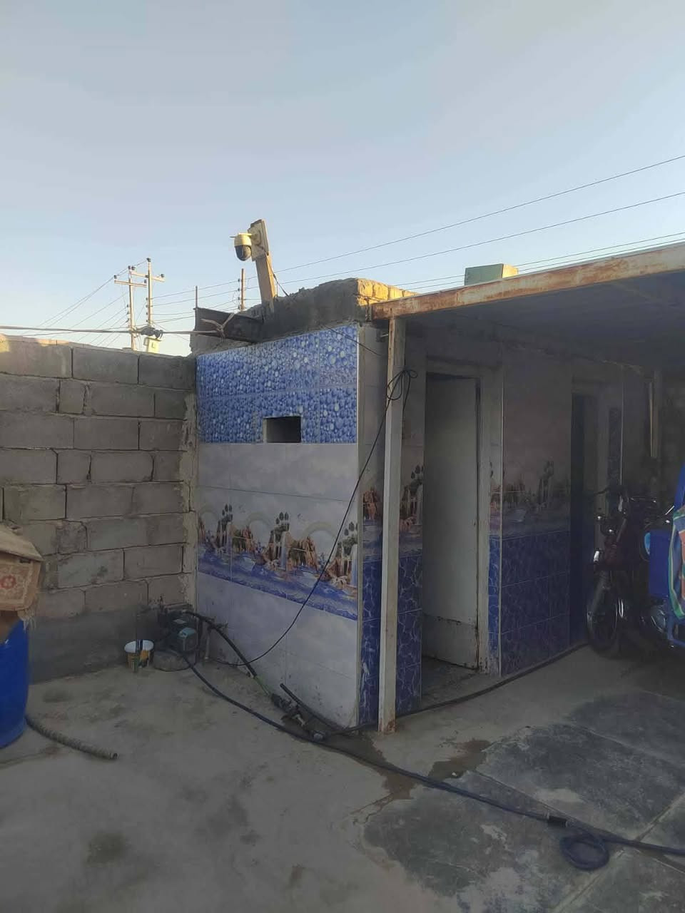 سلام عليكم للبيع بيت الواجهه 20 والنزال 23 ونص 
بيت جاهز يحتوي على 4 وصالتين وحوش وكراج وبراني البيت بنيان حديث وكله طابوك استفسار اتصال على رقم ***********
