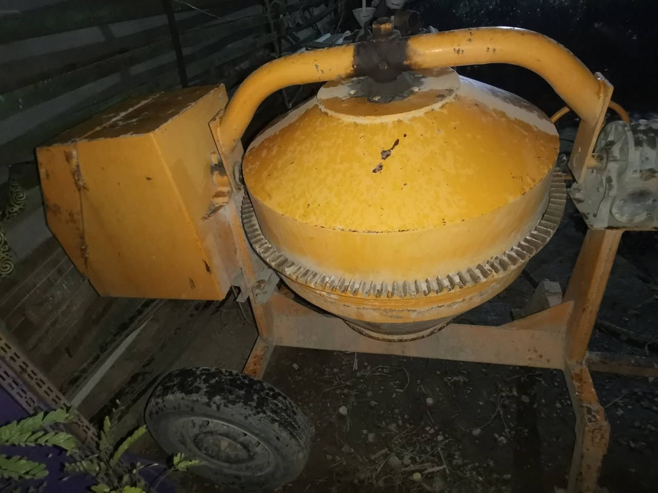 السلام عليكم اخوان 
خباطة ايرانية نص جيس كهربائية 
نظيفة جدا وشغالة 
مكاني بغداد الرصافة 
السعر 600 وبيها مجال 
متوفر واتساب 
***********
