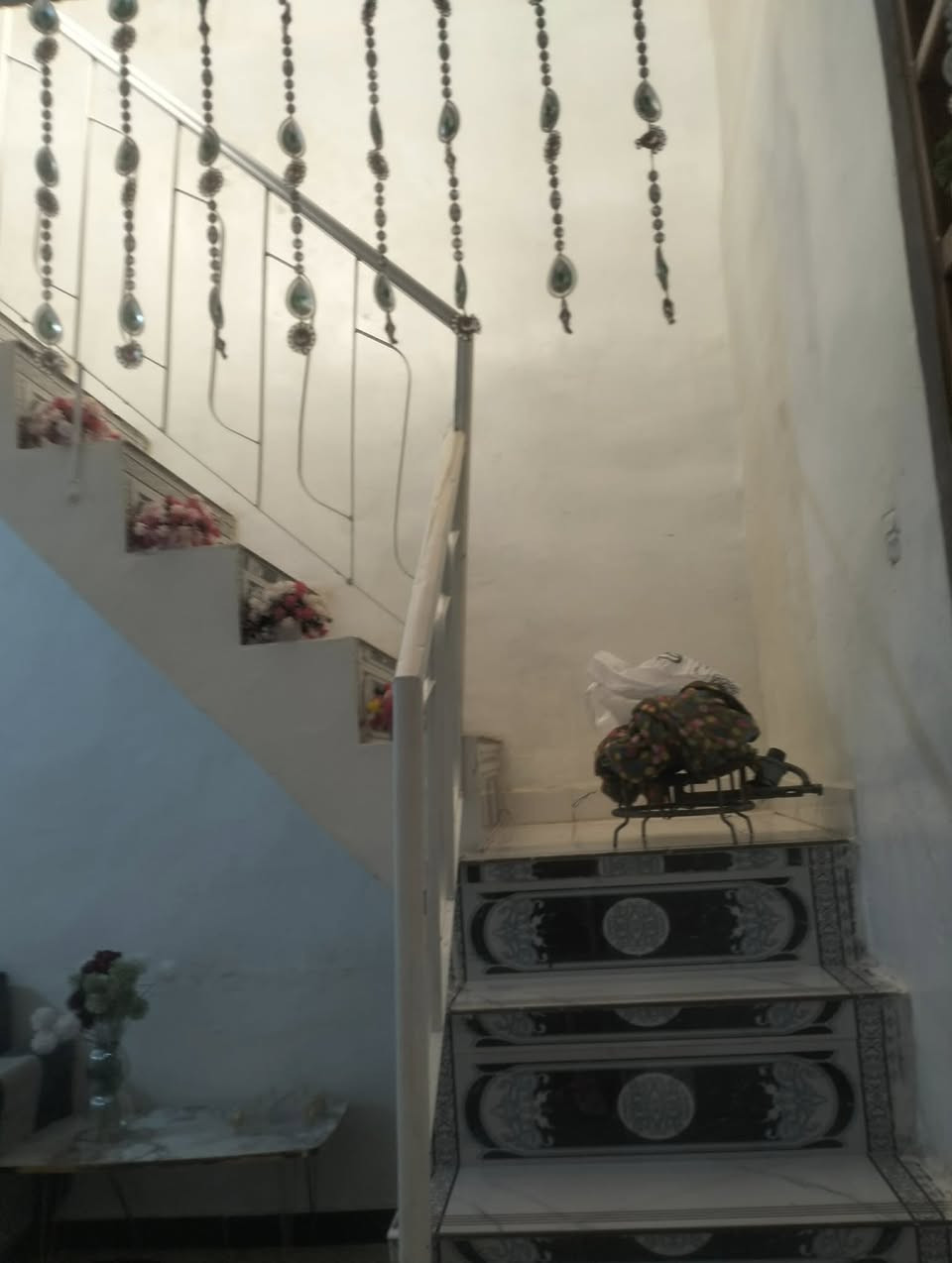 بيت لبيع مساحه 75بيت بناء جديد  بي غرفتين كبار وحده فوك وحده جوه صحيات داخليه خارجيه ارظيه بورسلين بيت جاهز ربع متصرف عليه سعر 55وبي مجال  مكان زعفرانيه دور صحه نزله مال جواد شهيلي يبعد عن تبليط 100متر الاستفسار ***********
