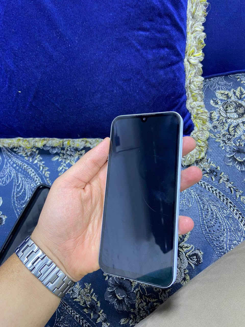 السلام عليكم A15 
ذاكرة 128 
بطارية 5000 ملي امبير 
كلة شغال وشرط الفحص 
مكاني : بغداد حي اور بالقرب من سيكال 
رقمي : *********** 
السعر : 135 وبي مجال
