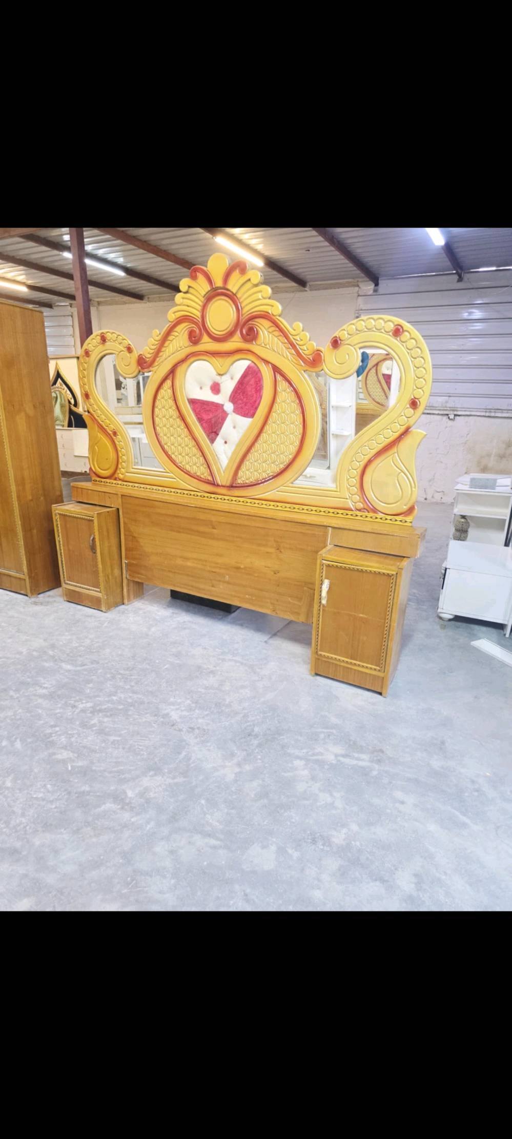 غرفة نوم فاخرة بتصميم كلاسيكي فخم، مزينة بنقوش مذهلة وتفاصيل مميزة. تتميز بألوان جذابة مع لمسات لمّاعة تبرز جمالها. تتضمن خزانة كبيرة ورفوف متعددة لحفظ الأغراض، مما يجعلها مثالية لإضفاء لمسة راقية على غرفة نومك.