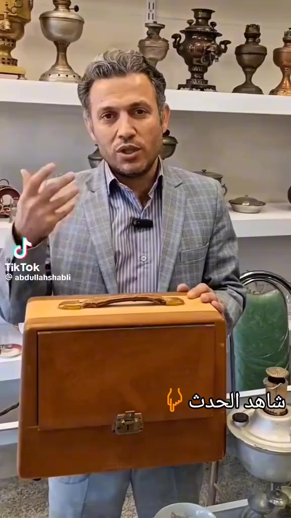 راديو النفط (Kerosene-powered radio/ Thermoelectric radio
هو جهاز قديم ظهر في الأربعينيات وانتشر في الخمسينيات يعمل على الكيروسين  ( النفط)ويحوّل حرارة اللهب إلى كهرباء باستخدام التأثير الحراري الكهربائي لتشغيله بدون بطارية أو كهرباء .


**إذا كنت صاحب هذا الإعلان وتريد حذفه لأي سبب، رجاءا أرسل رسالة إلى الدعم الفني**