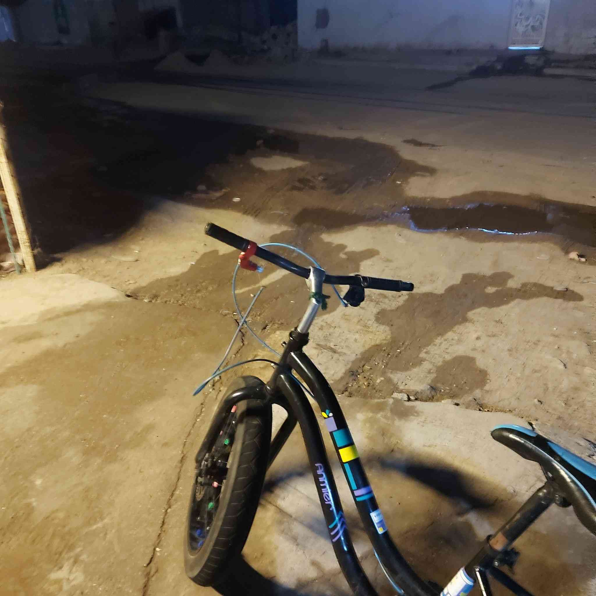 الي يدور بايسكل جديد وصل 
💙💙
بايسكل جديد لل بيع نوعيه تأيمر بايسكل عوزه بس بريك الله شاهد ستوني بدلت تواير البايسكل من كلشي جاهز بس بريك وما يكلف بس الفين بايسكل حلو والله احله من الصور 
السعر خيالي ٦٠ وبي مجال مكاني بغداد الشعب التواصل علا هاذ الرقم واتساب و رصيد ***********
