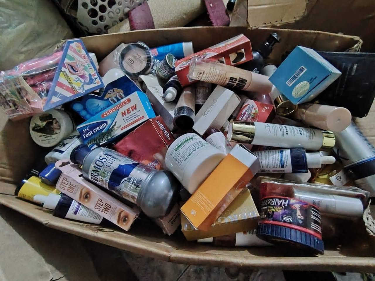 شلعة كراتين مكياج دبل بيها رزق خير من الله 
شرط مكياج درجى اولى فول باركود 
يفيد اهل محلات يفيد اهل بسطيات 
باقي اخر 6 كراتين ابيعهن شلعة كاملة 
*********** لي يريدهن يراسلني
