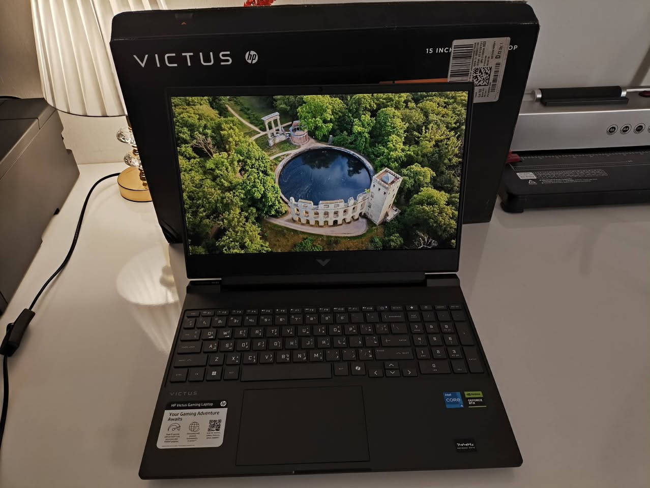 مواصفات اللابتوب (HP Victus 15) 🔥
المعالج (CPU): Intel Core i5 من الجيل الثالث عشر (مكتوب في الفاتورة: CI5 13TH)
الذاكرة العشوائية (RAM): 16 جيجابايت
مساحة التخزين (Storage): 512 جيجابايت
كرت الشاشة (VGA): مدمج بكرت 4050 (غريباً ما يكون NVIDIA GeForce RTX 4050) بسعة 6 جيجابايت
الملحقات الإضافية
الماوس: ماوس ألعاب (Gaming Mouse) موديل MS966WB-BLACK
الحقيبة: حقيبة لابتوب (BAG MIX)

للتواصل 
https://wa.me/message/2MLXBRQXXBUEF1


**إذا كنت صاحب هذا الإعلان وتريد حذفه لأي سبب، رجاءا أرسل رسالة إلى الدعم الفني**