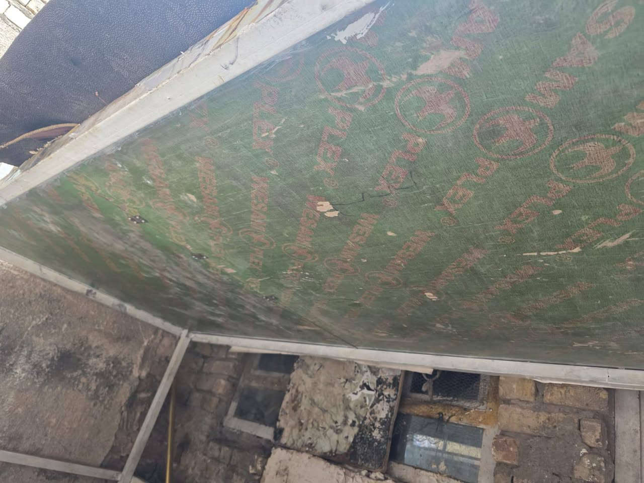 السلام عليكم  ميز للبيع السعر 150وبي مجال***********
