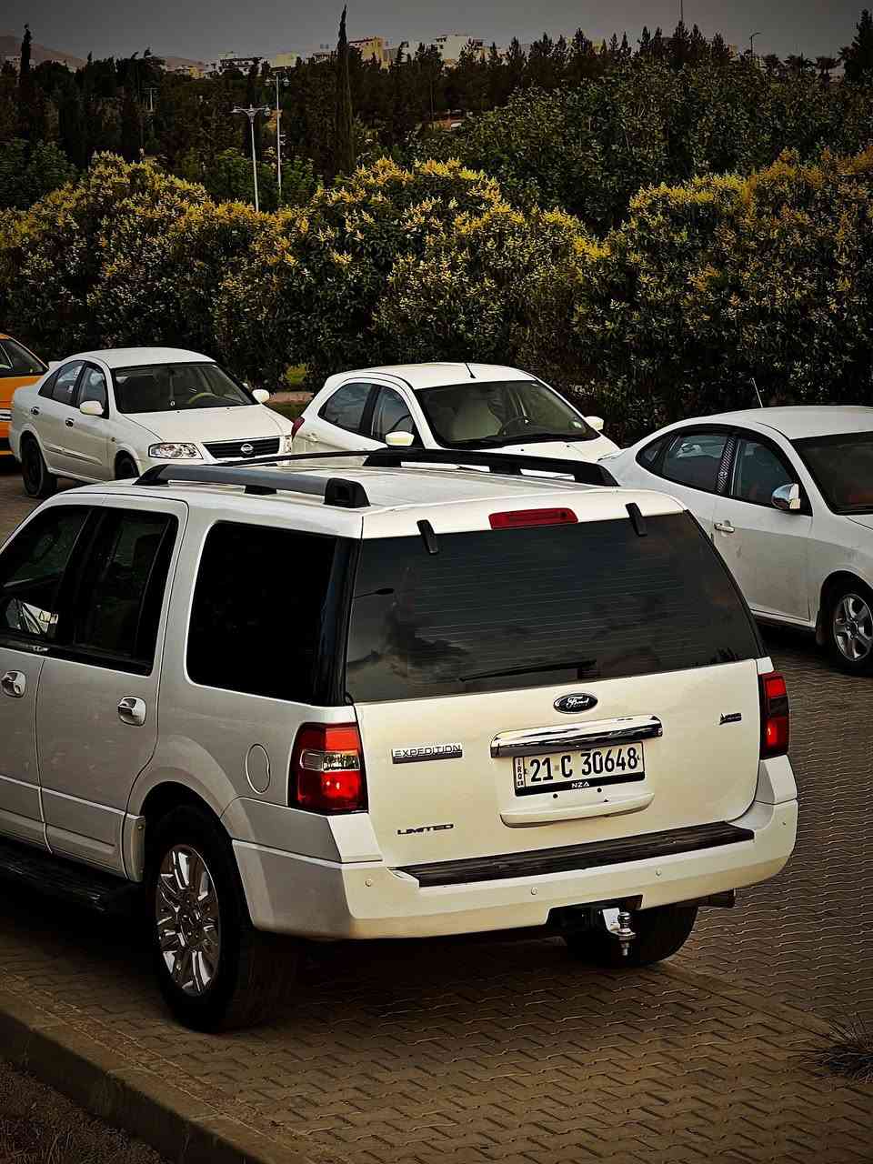 فۆڕدی ئیکسپدیشن سفری شەریکەی نیڤا مۆدێل ـ ٢٠١٤ 
مەکینەV8-حجم ٥٤٠٠
دەبڵ ئەکسل٤x٤
سێ ڕیز کوشن - کوشن کارەبای-تەعدیل سورعە-تەبرید مەرکەزی
گێڕ و مەکینە و دەبڵ ئەکسل بەشەرت مەکینەی نەکراوەتەوە
ڕەقەم و سەنەوی تازەیە و بە ناوی خۆمانەوەیە تا ٢٠٢٧
بۆنید و نیو چەمەلغی لای سایەق بۆیاخە 
٢١٨٠٠٠ ڕۆشتووە
سایارەکە هی مەعرەز نییە و ماڵی خۆمە
سعری ١٧٠ وەرەقە و مەجال
***********
