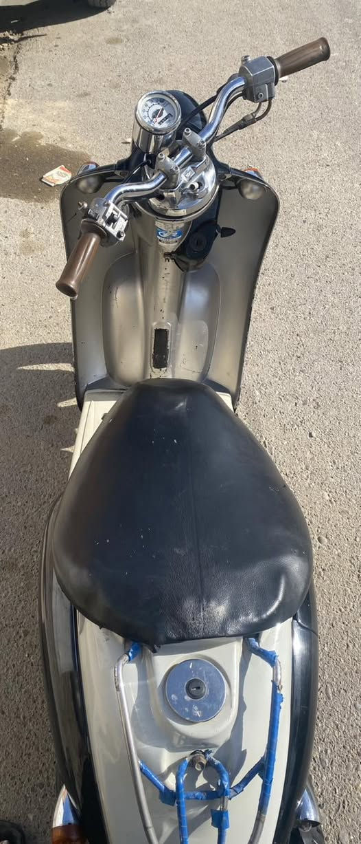 السلام عليكم دراجه عبد الحليم اكلاسك 60 فحل ام القفل للبيع الدراجه نكره سلف وهندر مكينه خير من الله الدراجه مصبوغه فرن حراري فقط الكفرات أربع قطع صبغ ألون الأساسي رصاصي ولون المصبوغ اسود الدراجه اكلجاتة الأمامي ولخلفي جدد ابريكات الأمامي ولخلفي جدد دسكات جدد تخم تايرات جدد باتري جديد كهربائيات كله شغاله فقط الكجات ما يشتغلن . مكاني بغداد الجديدة النعيرية 
السعر 280الف وبيه مجال بسيط


**إذا كنت صاحب هذا الإعلان وتريد حذفه لأي سبب، رجاءا أرسل رسالة إلى الدعم الفني**