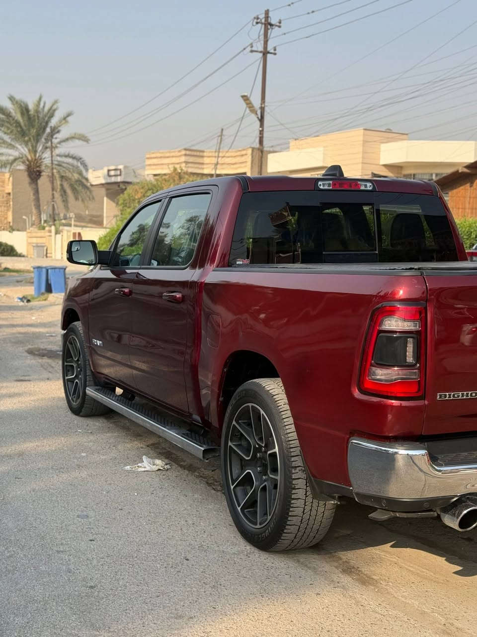 سلام عليكم 
دوج رام 2022 بك هورن 
باب طويل بدي قصير المرغوب 
مكينه 8 سلندر هيمي 5700
اربع وضعيات فور ويل ( خفيف +ثقيل + اوتو + سنكل) 
لايت لد + زينون
بك لايت لد اسود 
ويل كب حجم 22 
كراسي جلد مشمشي 
تدفئه سترين + تدفئه مقاعد اماميه 
شاشه كبيره كار بلي 
كيجات شاشه 
حساس امامي +حساس خلفي 
السياره ماشيه 19 ميل قابل لزياده 
ضربته بدي خلفي و مصبوغه البدي بس 
بدون شاصي بدون دواخل ايرباك سليم 
السياره رقم بغداد باسمي 
مكان السياره بغداد العامريه 
السعر 31،500
***********
