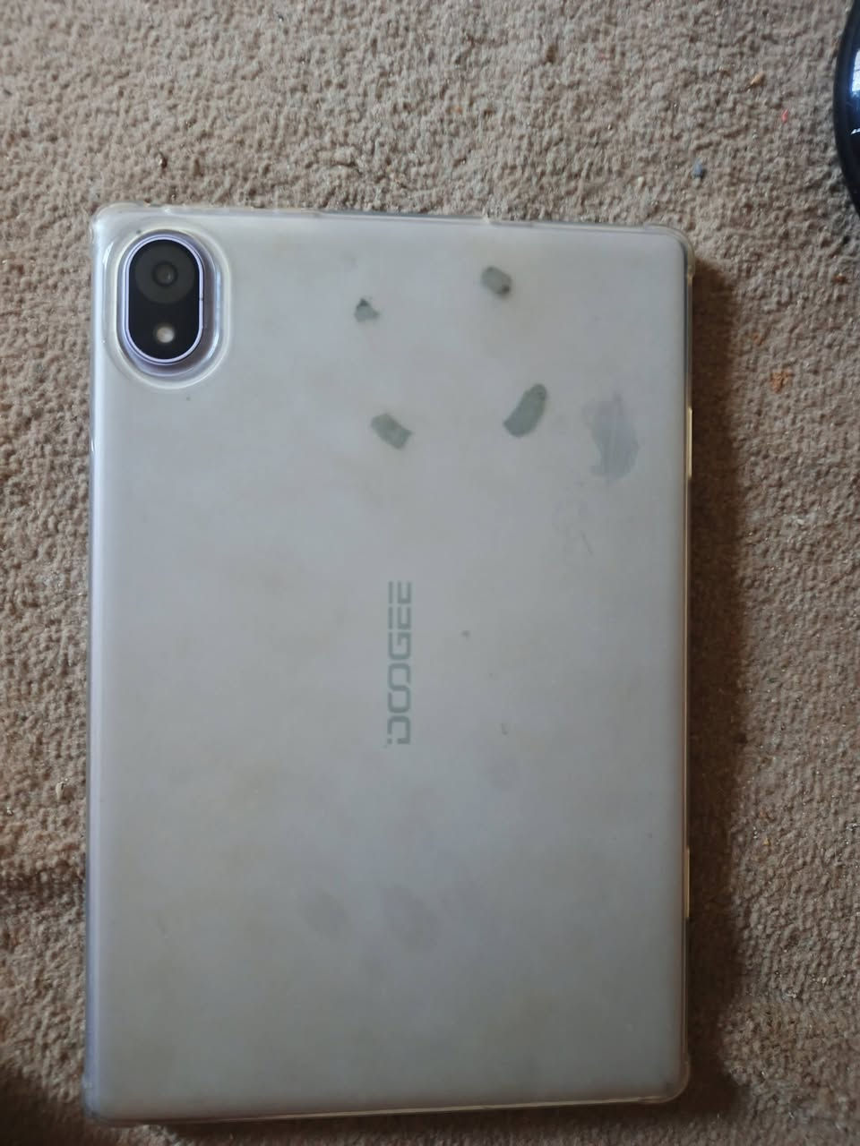 سلام عليكم ايباد تابلت للبيع سعر 200بي مجال  ***********
