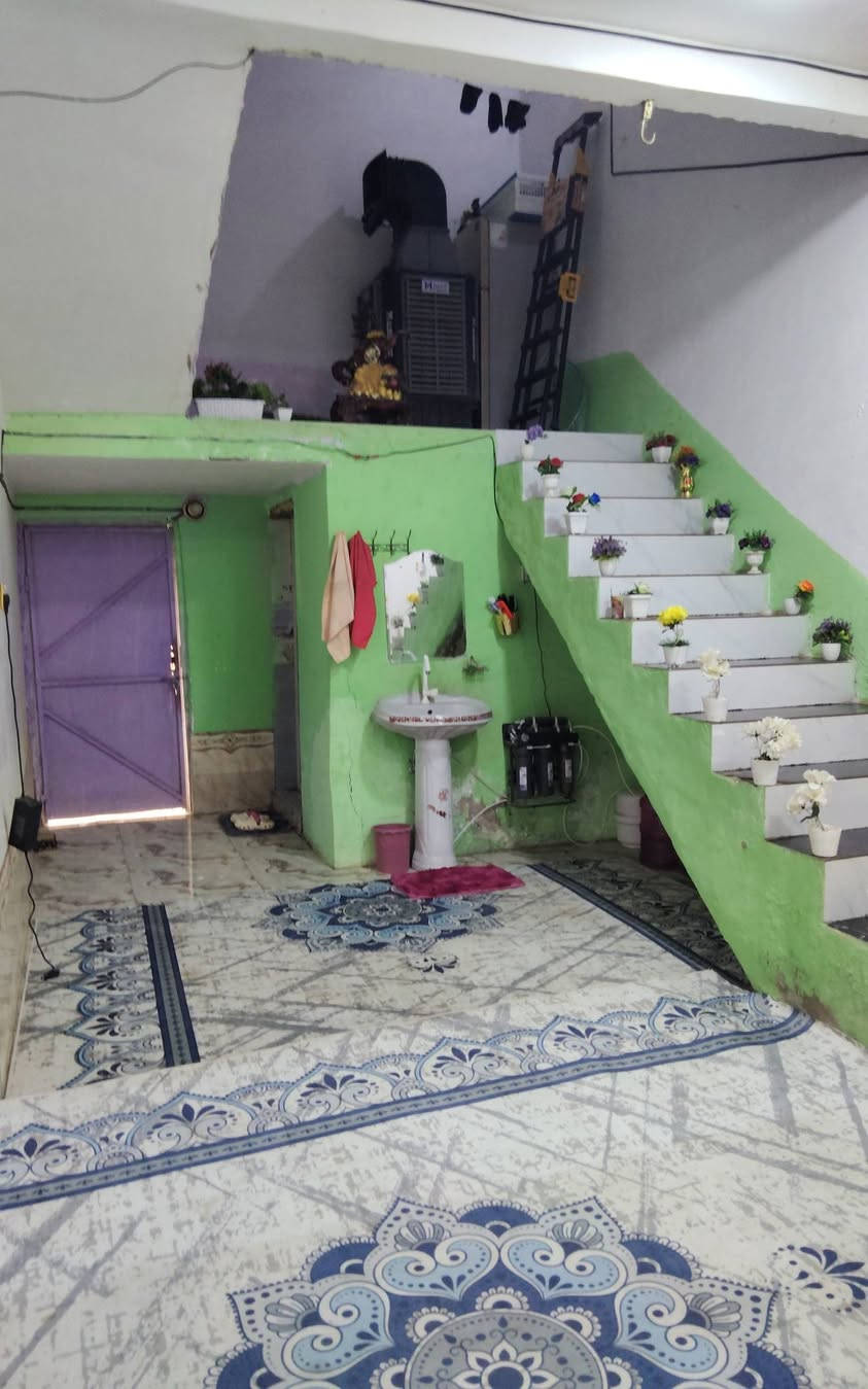 سلام عليكم بيت للبيع بحي الصدرين مساحة/325متر للستفسار ***********
