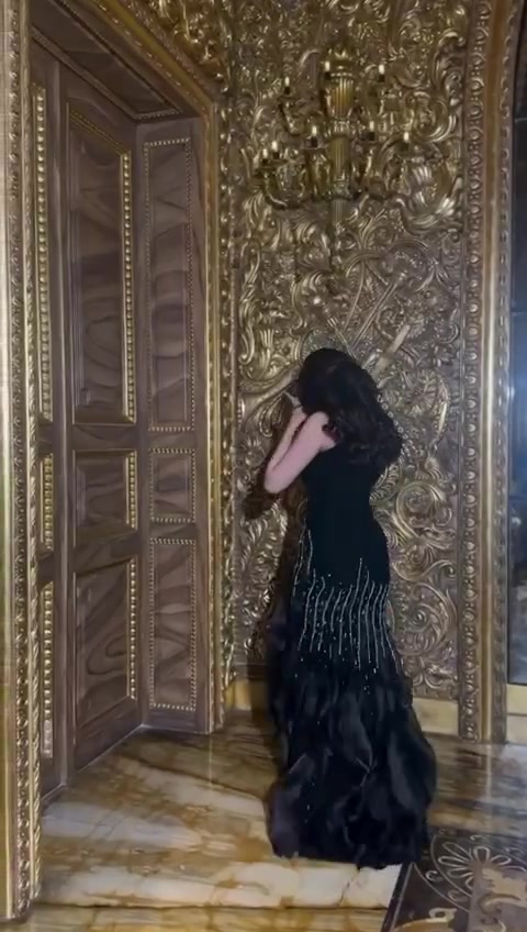السلام عليكم فستان اسود بالضبط مثل الصوره والتصوير ماعد الاظافه الحانبية بالكتف ملبوس مره وحده  يلبس قياس 40/42ب100 وبي مجال  مكاني بغداد


**إذا كنت صاحب هذا الإعلان وتريد حذفه لأي سبب، رجاءا أرسل رسالة إلى الدعم الفني**