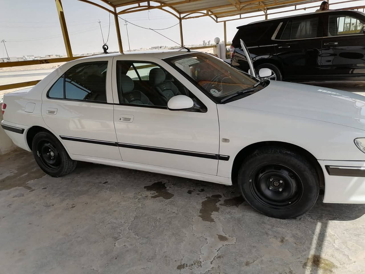 السلام عليكم بيجو 406 جديده بعدها وضع الشركة بيها باب صبغ سعرها 65 اتصل بصاحب السياره ***********
