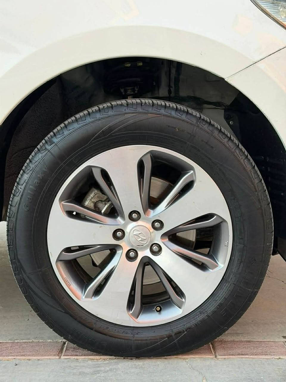 سلامو عليكم خوان سنتافي مو ديل ١٢  اخوان سياره ٤سلندرمكفوله من الحادث وال صبغ وتبديل كير او مكينه بلةشرط فول مواصفات    ماشيه ١٩٠ الف رقمه  او سنويه  جديد   سعر ١٥٩ او بيه مجال ***********
