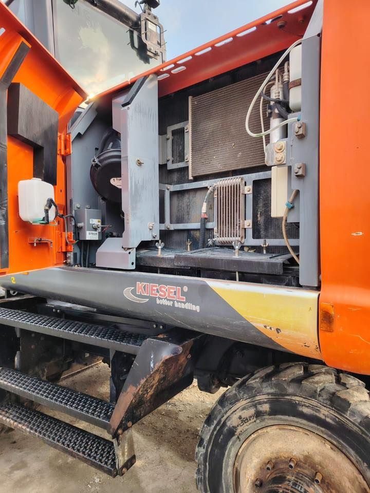 سلام عليكم اخوان هاذهي حفارة  للبيع جاهزه بدون اي نقص موقعها بابل       ***********
