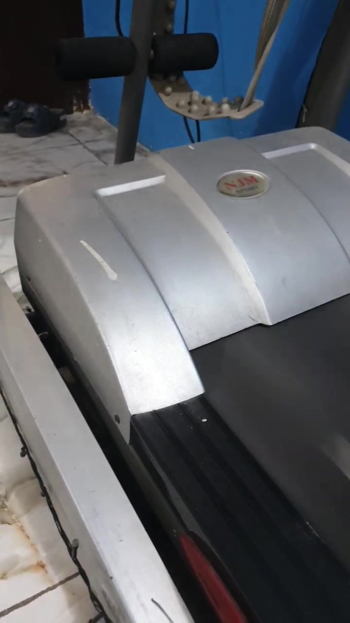جهاز جري نظيف جدا استخدام قليل 
يحمل الى وزن 150 كيلوغرام من شركة نجم وفيه رجاج للتدليك وفيه ماطور الجبلي بفئة وسرعة عالية ..جهاز يصلح للبيت وللقاعات الرياضية .. سعرة 450 الف وبيه مجال قليل
مواصفات الشاشة :
والوقت والموقت
قياس السرعة 
قياس نبضات القلب 
قياس السعرات الحرارية 
قياس المسافة

للإستفسار الاتصال على هذا *********** واتس على نفس الرقم 
عنواني بغداد الحرية
ممكن تذكرلي الموديل الدقيق للجهاز أو أي رقم/اسم موديل مكتوب عليه حتى يكون أوضح للمشتري؟: 
جهاز اصلي من شركة النجم 
الجهاز شغال 100% لو بيه أي عطل أو ملاحظة مثل صوت، اهتزاز، ضعف بالموتور أو الشاشة؟: 
شغال 100%
كم تقريباً مدة استخدامه وعمره، وهل هو مستخدم بالبيت لو بالقاعات؟: 
مستخدم بيت فقط
إذا المشتري يريد يشوفه أو يستلمه، أكدر تحدد المكان بالضبط ببغداد/الحرية وأكو إمكانية توصيل أو نقل؟: 
بغداد الحرية شارع 30