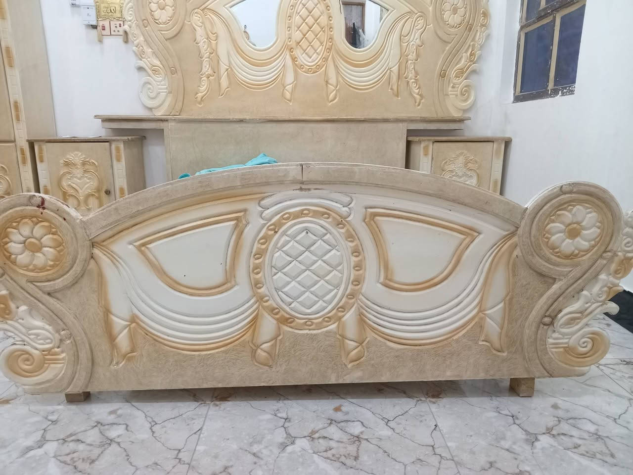 السلام عليكم.. للبيع غرفة استخدام قليل  الجديدة ام 6.. ب 750وبيها مجال وبوفية وميز تلفزون  ب75الف ***********
