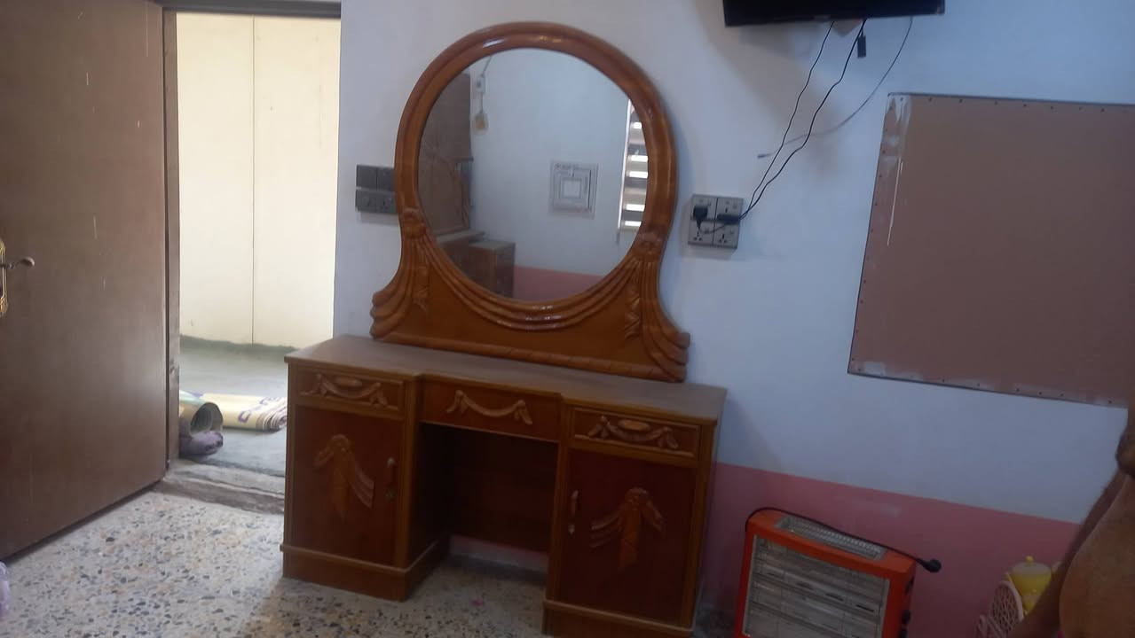 غرفه اخشاب نضيفه مامستعمله استفسار على الرقم ***********
