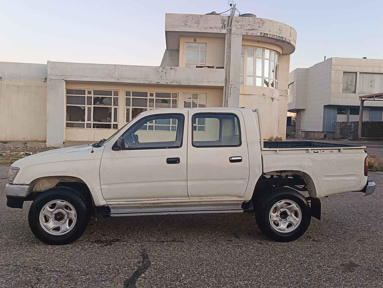 ***********ژ.م***********پیکاب توێتا مۆدێل 2001گێڕومەکینەو ئەکسلی بەشەرت بێتەقەو ڕەقە بێ دەعم و لێدراو مەکینەی نەکراوەتەوە سعری 53گڵاویەک تۆزێک مەجال***********ژ.م ***********ناونیشان چەمچەماڵ
