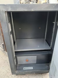 قاصة حجم وسط نظيفة  الطول 80 سم  عمق 50سم  عرض 45 سم  الوزن 90 كيلو  ا...