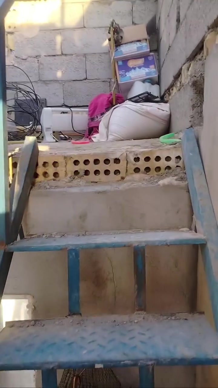 السلام عليكم بيت للبيع مساحته 50متر سكف عكاده مكان سبع قصور شارع كريش البيت من مبني صارله شهرين سند 25  للستسفار ***********   واتس اب

