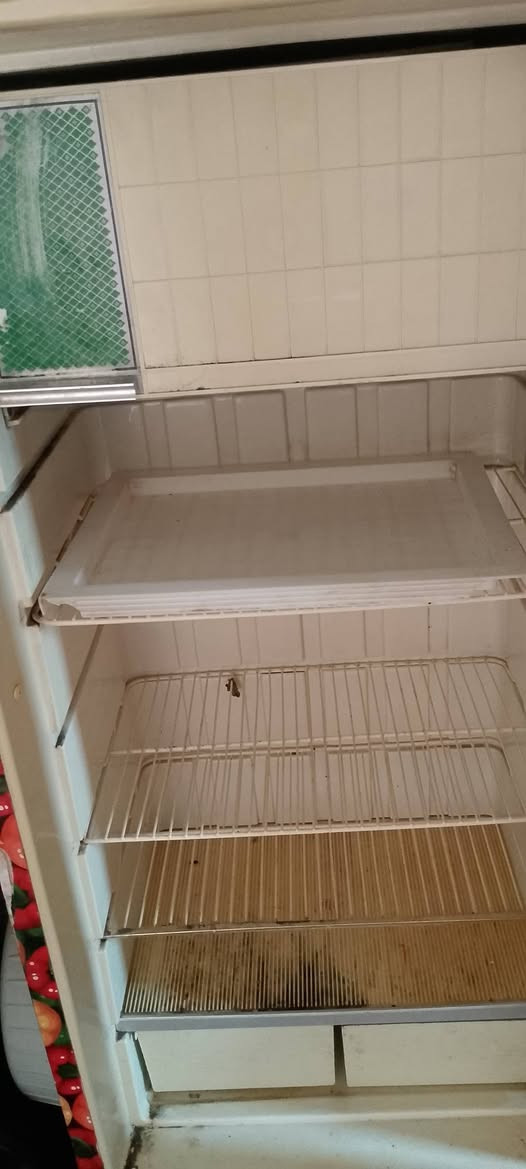 ثلاجةتحتاج فقط غازسعر 40 ومغاسل عدد3 سعر50 وطباخ شغال سعر 40 ومجموعة اصباغ سبراي اكثر من لون صندوك 15 .شراي  يراسل او يتصل  ***********
