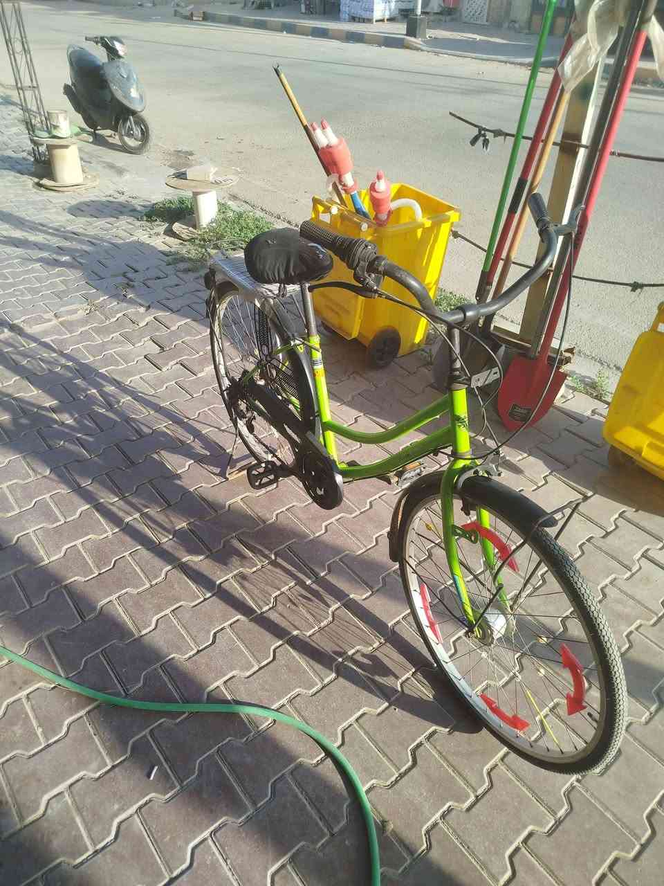 باسيكل بناتي للبيع السعر ١٠٠الف باسيكل ماعوزه شي  ,*********** الكوت حي الجهاد
