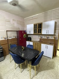 ميز طعام للبيع مع خمس كراسي للبيع السعر ١٠٠  07772119340