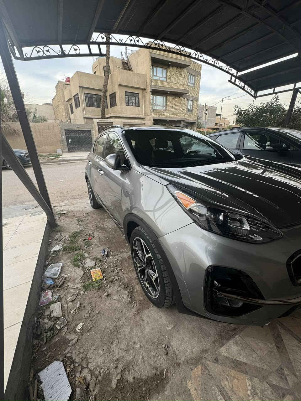 السلام عليكم
سبورتج 2020 sx 
فول واحد ع واحد اعلى فئه بالسبورتج 
باسمي تحويل ثاني يوم
بانوراما 
بصمه
تبريد تدفئه بالكشنات 
جلد لون مميز
وارد امريكي حادثها تخريب من امريكا ومصبوغه قطع 
ماشيه 50 الف
محرك 2000 تيربو 
رايدها ب158 وبيها مجال بيع فقط 
ومكانها بغداد الوزيريه 
وهذا رقمي ***********
