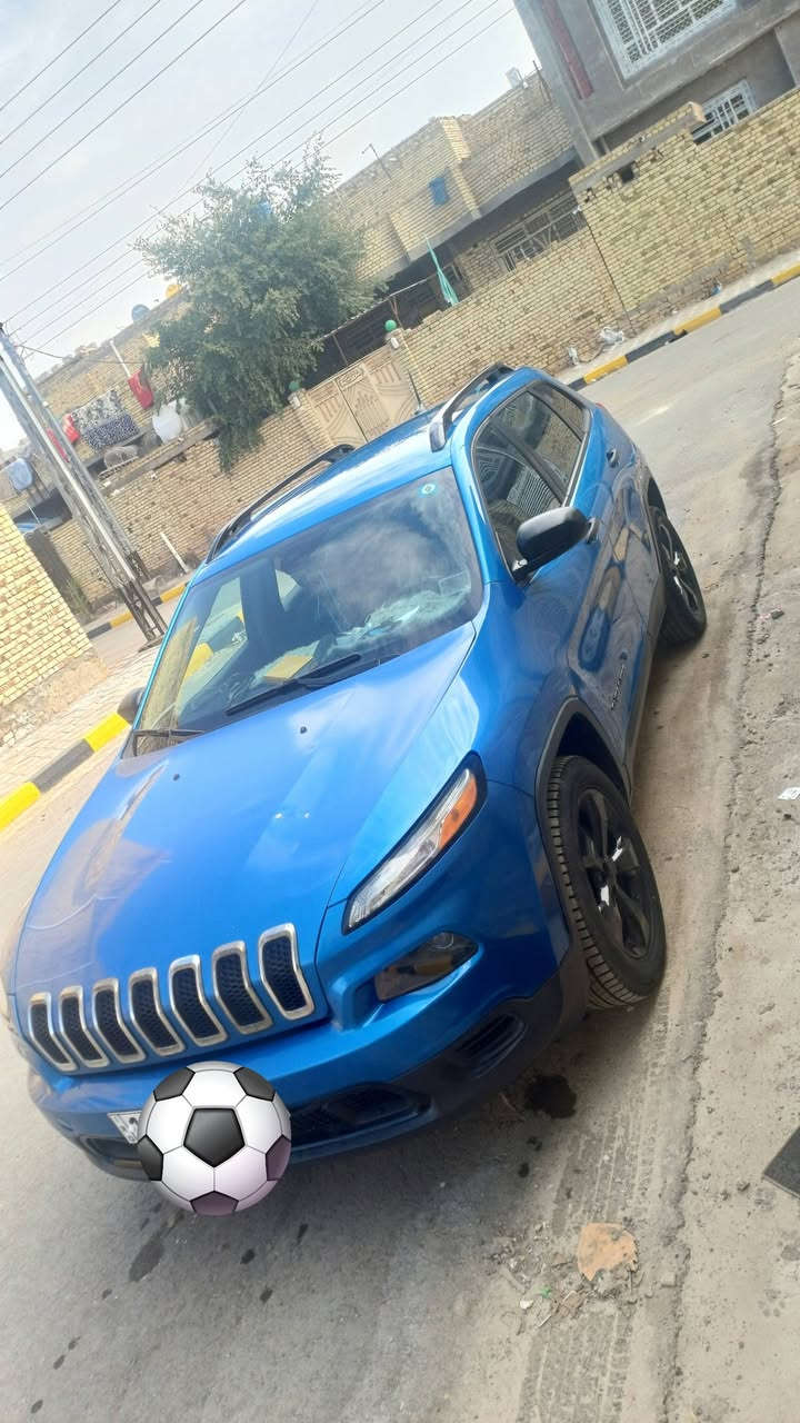 جيب شيروكي 2017 سبورت بلاك حرة بأسمي
محرك ستة سلندر 3.2 vvt 
كير ٩ نمر 
تبريد تدفئة كشنات + ستيرن
تشغيل عن بعد
نظام اوتوستوب
نظام اوتوسنترلوك
نظام اوتوسايد بريك
اربعة انظمة قيادة
و هواي مواصفات 
عدا الشاشة صغيرة و لا تحتوي كامرة
سيارة نظيفة و جاهزة
السعر 148 للاستفسار ***********

