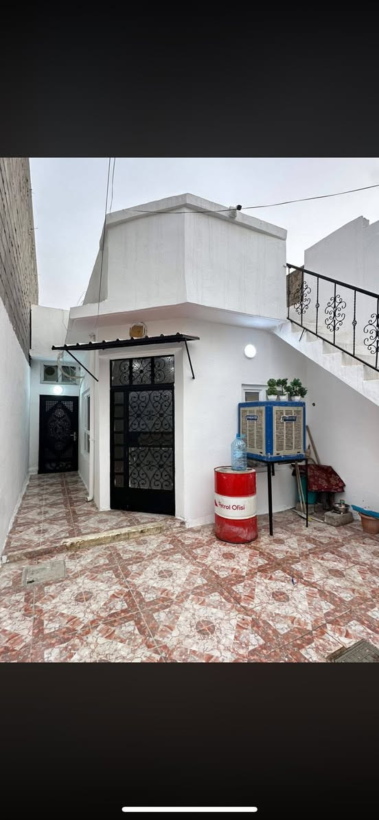 🏠دار للبيع طابو صرف   المساحة  100 متر  الواجهه 5مترعلى حديقة طابق واحد  الموقع كركوك حي الأسرى والمفقودين خلف مدرسة المعراج قرب صيدلية اسماعيل موقع مميز 
 طابق واحد يحتوي على غرفة نوم هول ومطبخ واستقبال وصحيات درج خارجي وكراج سياره بناء حديثه 
للاستفسار الاتصال ***********
